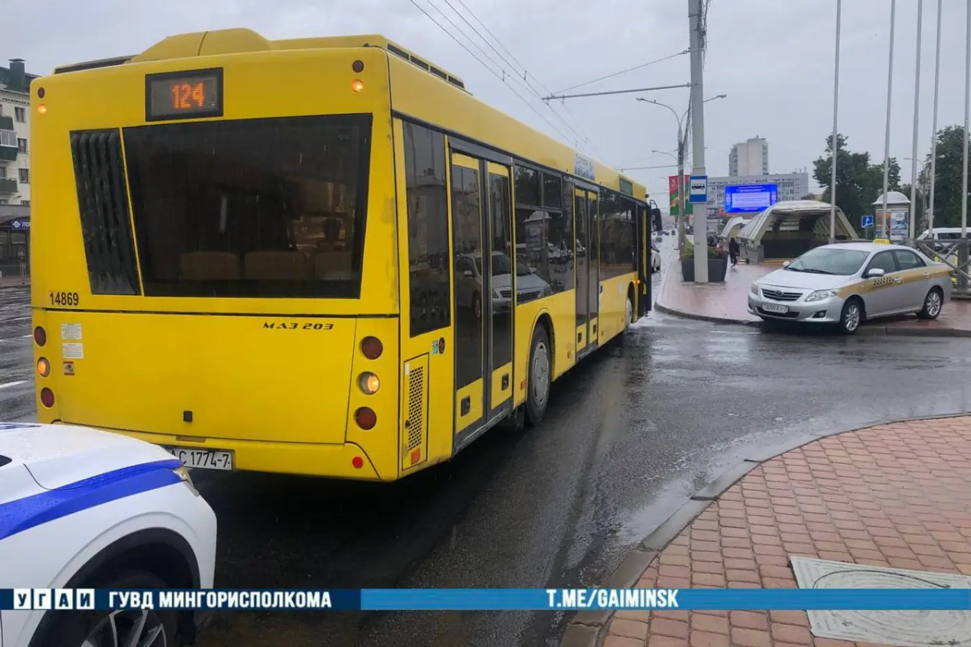 Таксиcт не пропустил автобус: последствия столкновения в Минске