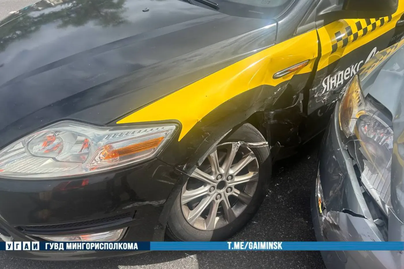На проспекте Независимости водитель Ford проехал на красный – три машины в ДТП