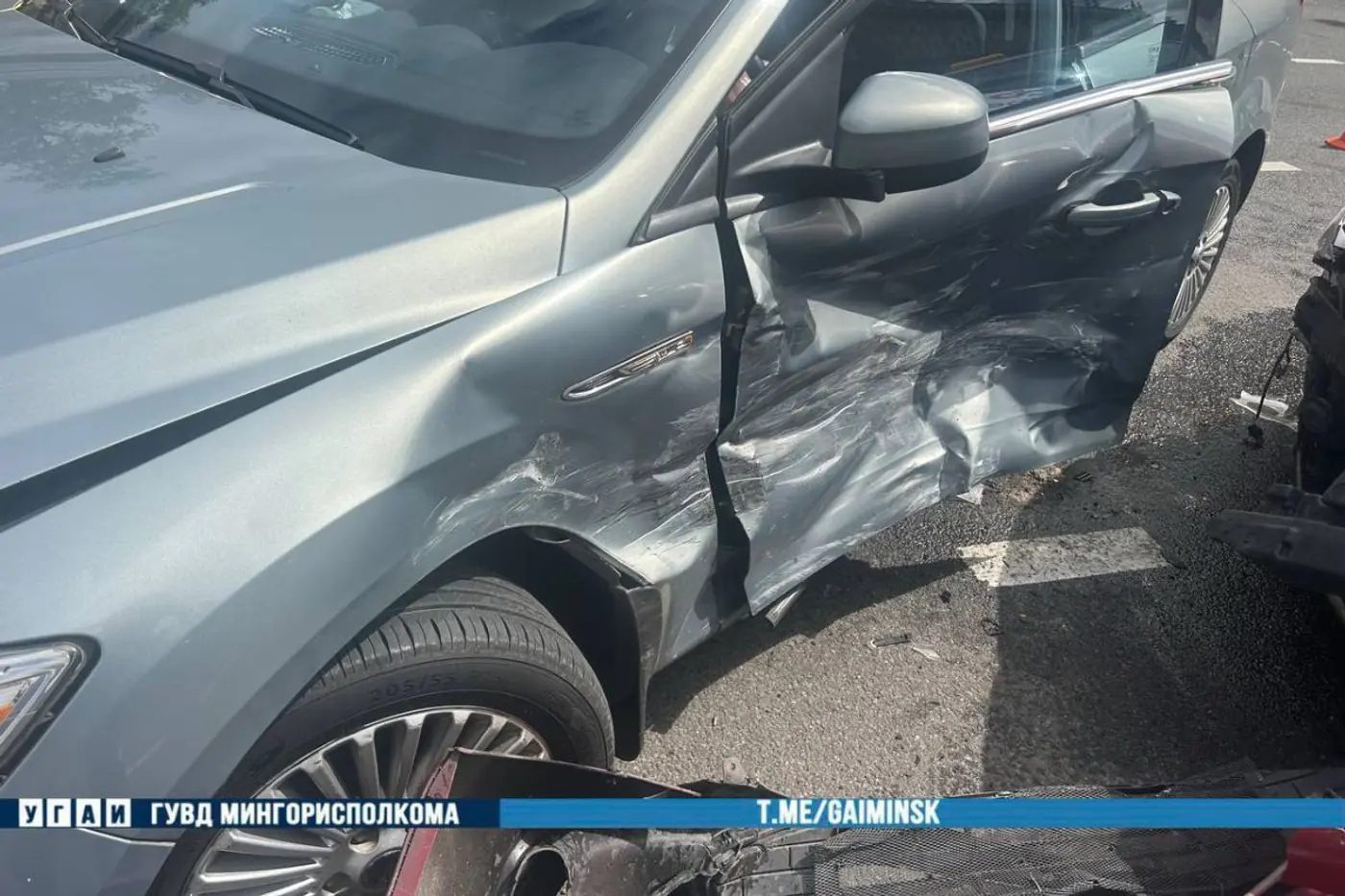 На проспекте Независимости водитель Ford проехал на красный – три машины в ДТП
