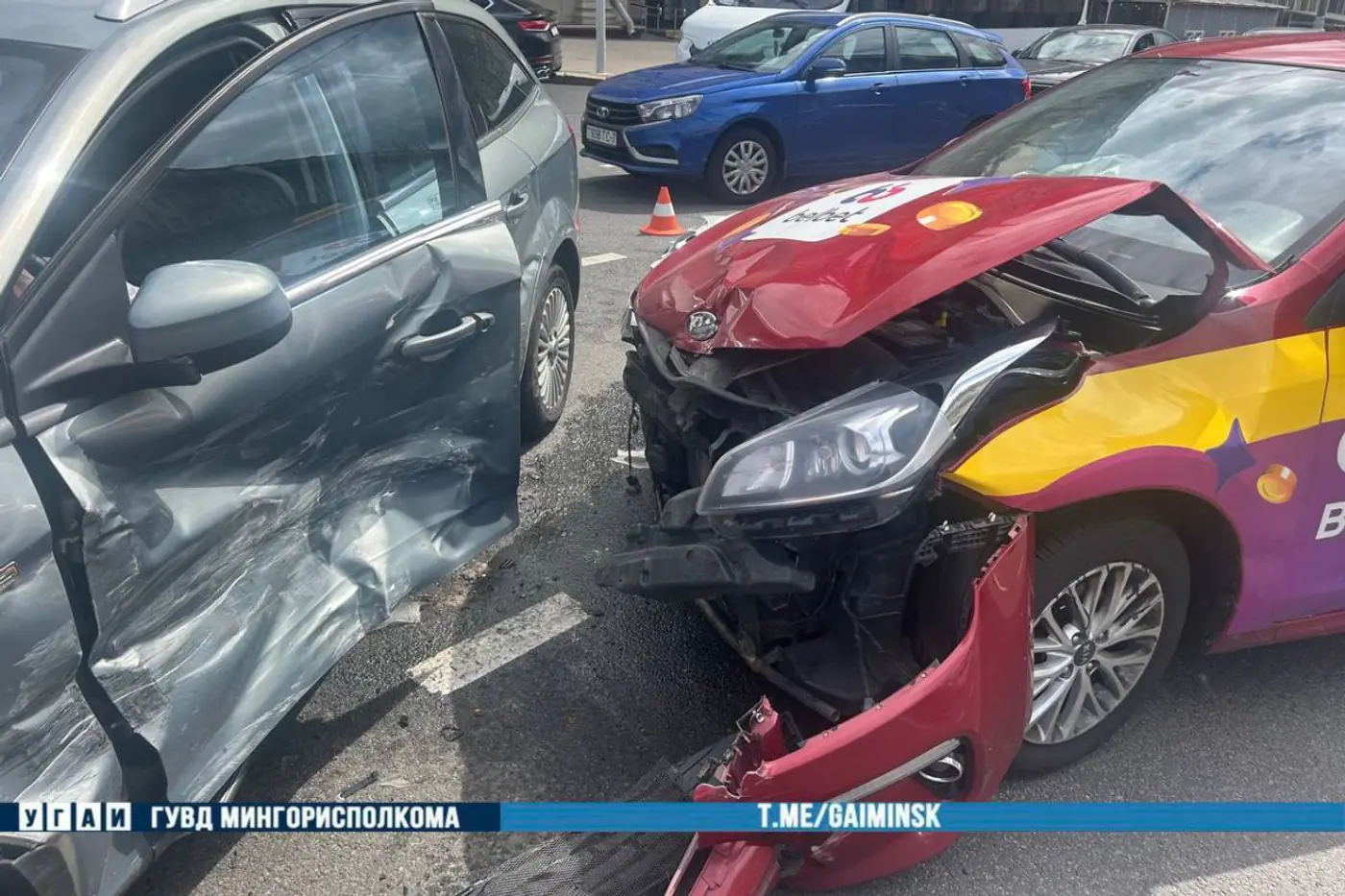 На проспекте Независимости водитель Ford проехал на красный – три машины в ДТП
