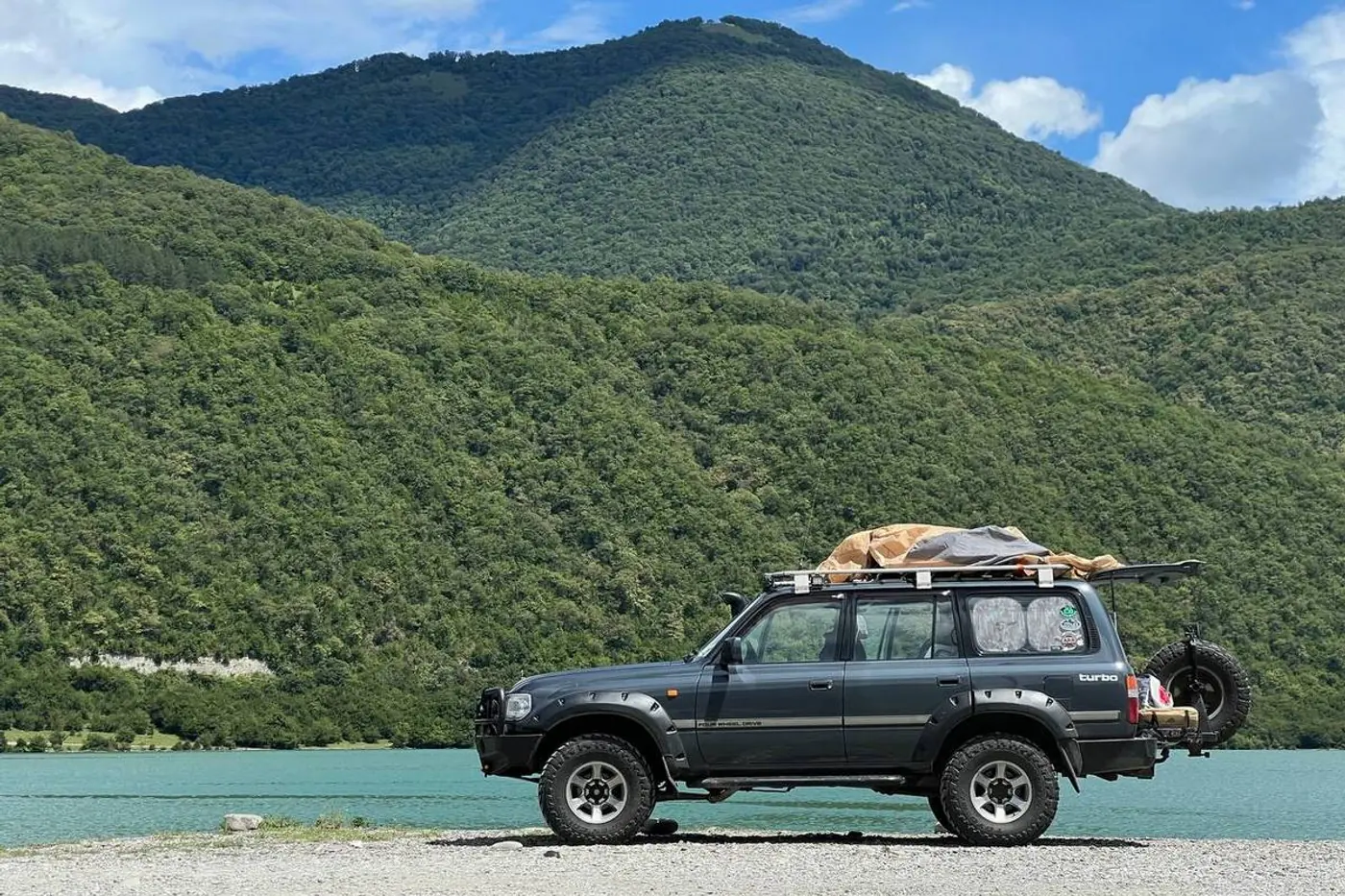 Купил Toyota Land Cruiser 80 и ни о чем не жалеет: парень из Слонима обрел свою мечту