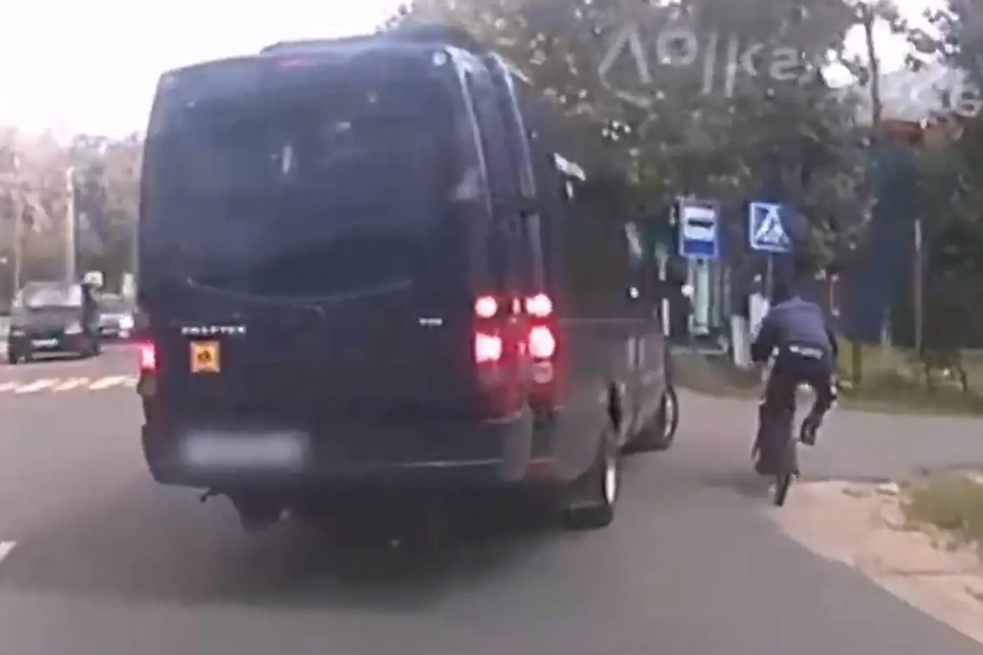 В Климовичах подросток на велосипеде попал в аварию с микроавтобусом: видео