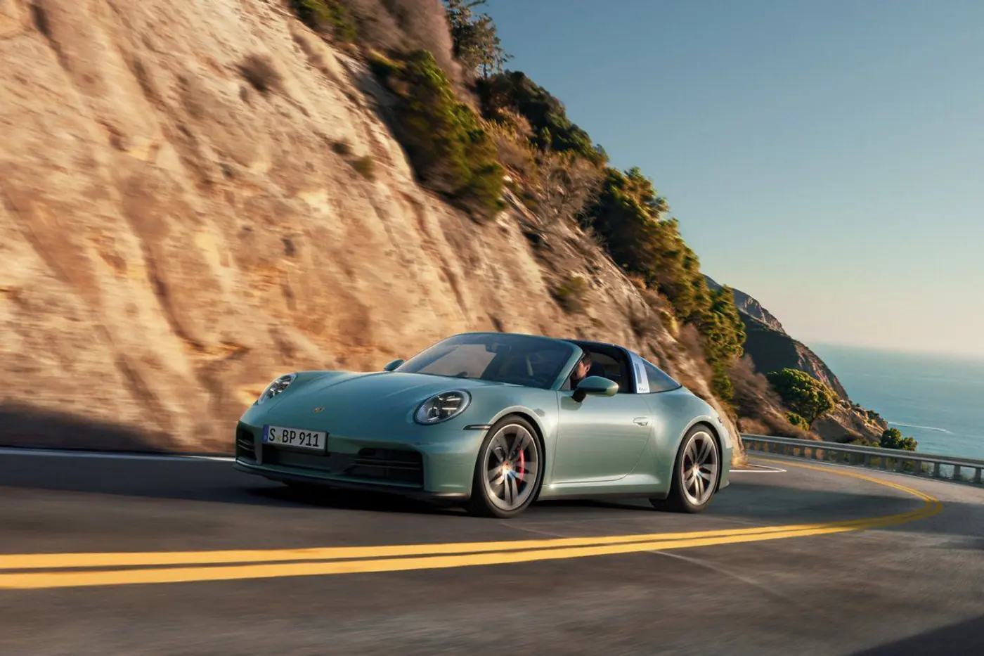 Представлен обновленный спорткар Porsche 911 Carrera 4S
