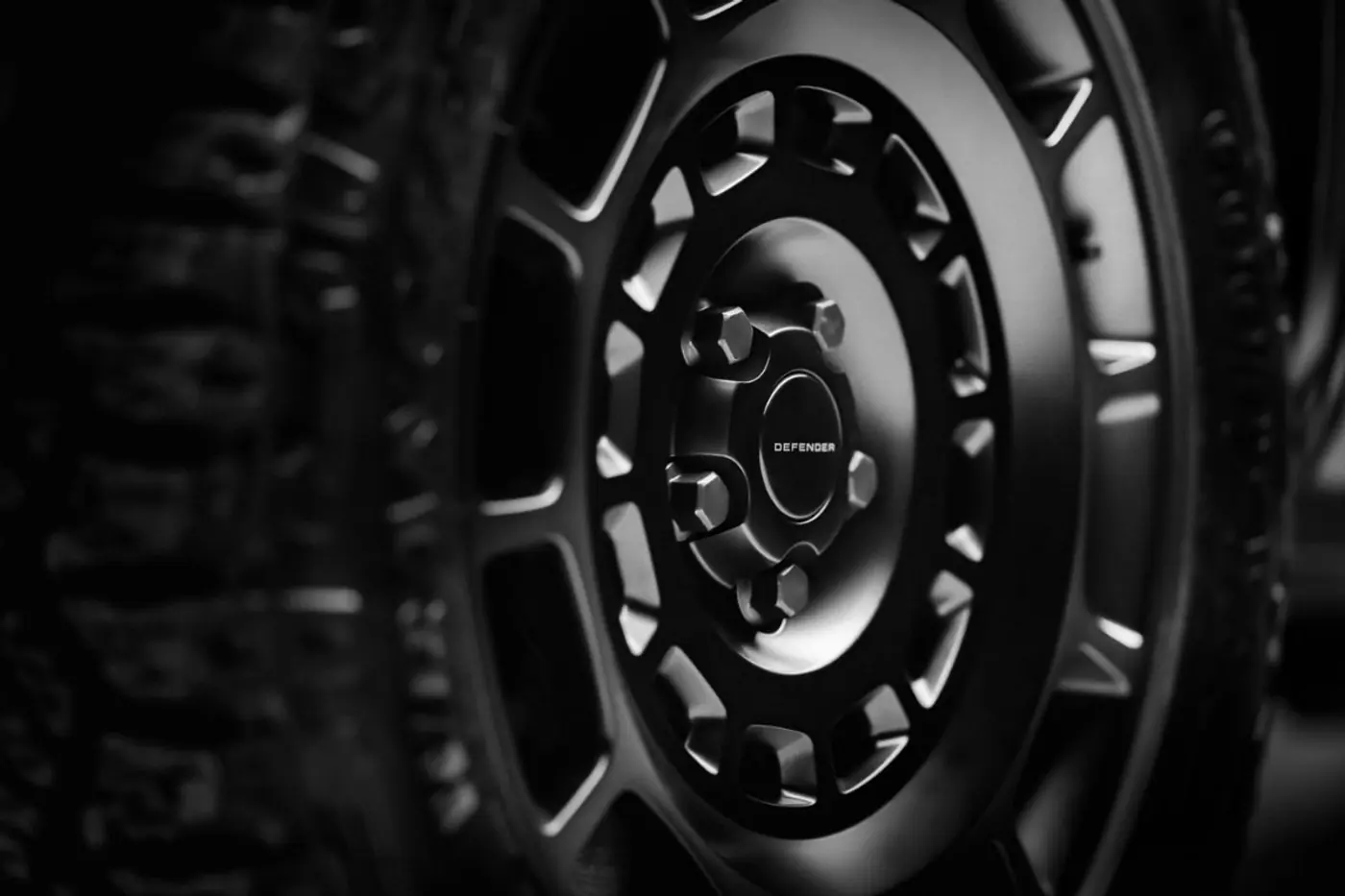 Defender Octa Black: темная сторона британского внедорожника с V8