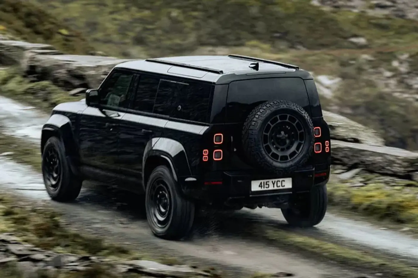 Defender Octa Black: темная сторона британского внедорожника с V8