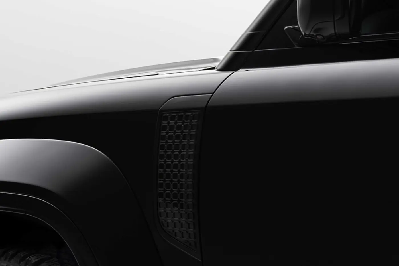 Defender Octa Black: темная сторона британского внедорожника с V8