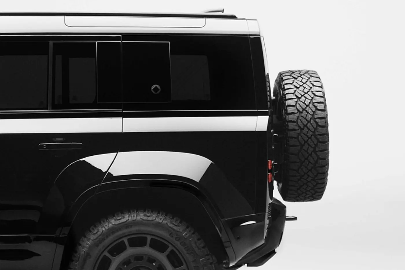 Defender Octa Black: темная сторона британского внедорожника с V8