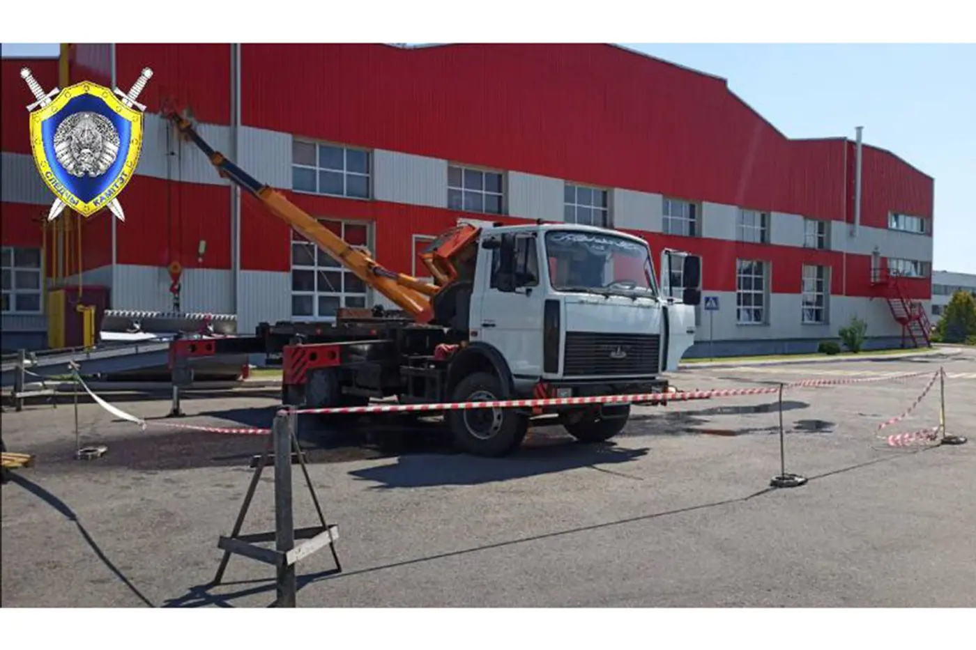 В Шклове водителя выбросило из кабины автокрана на асфальт – он погиб