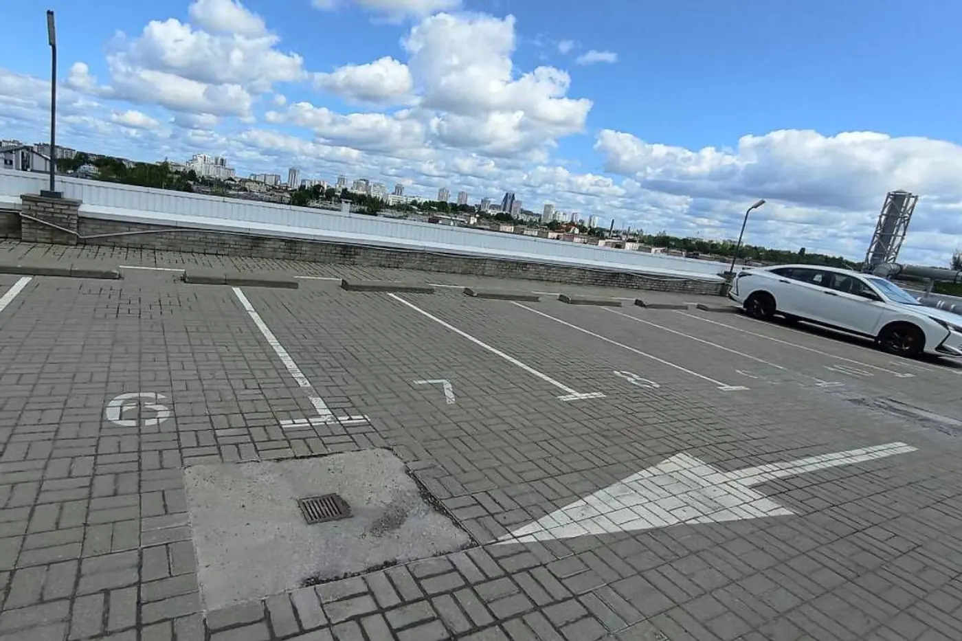 В Минске на торгах продают часть паркинга автосалона-должника