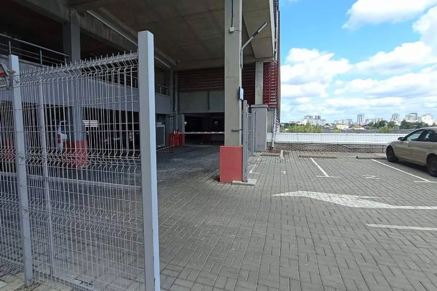 В Минске на торгах продают часть паркинга автосалона-должника