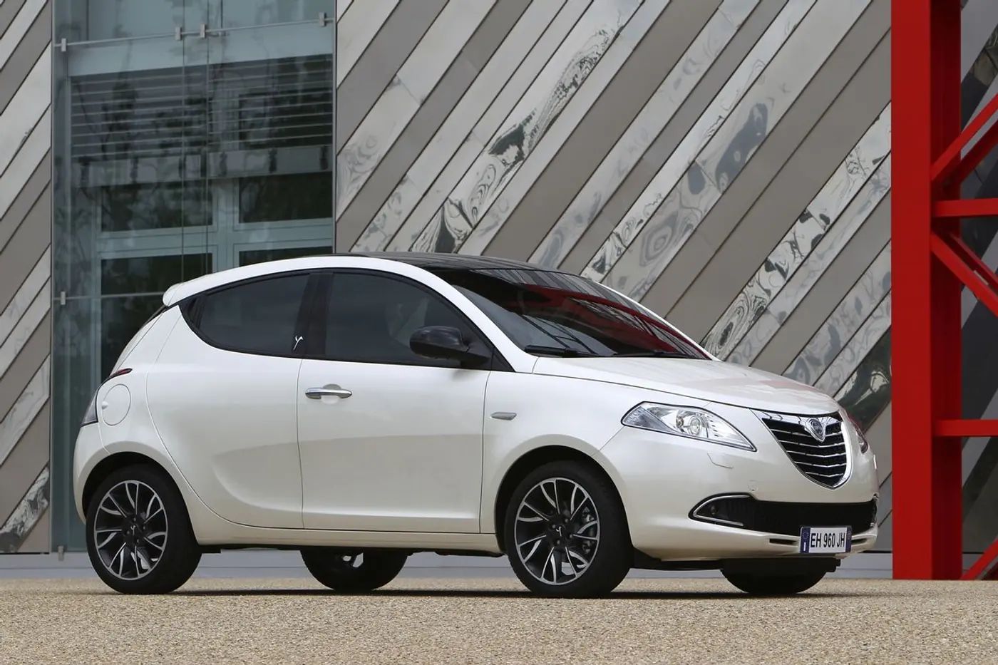 На стиле: итальянская «модница» Lancia Ypsilon отмечает 40-летие