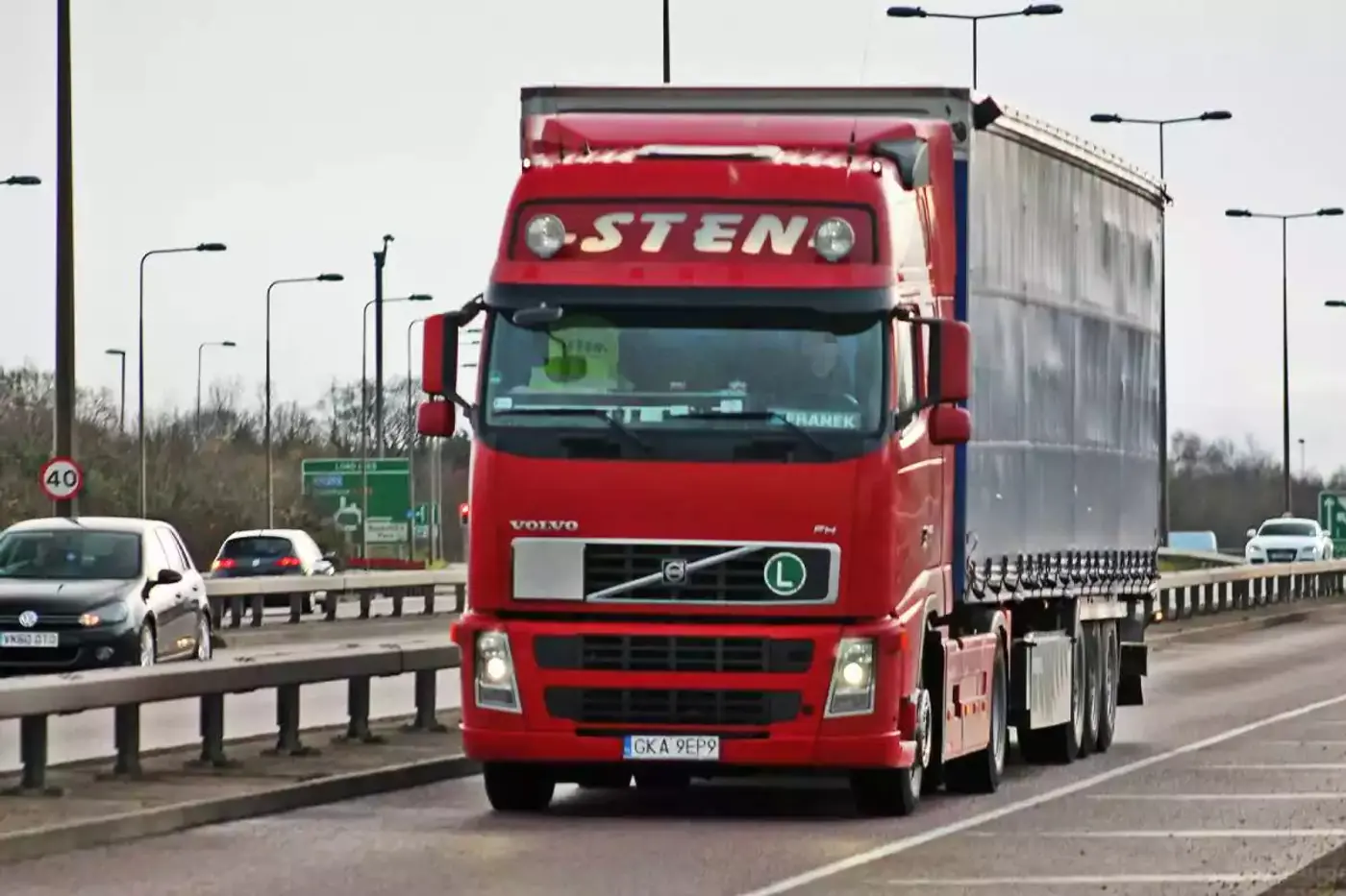 Белорусский дальнобойщик заработал $42 000 в Польше и лишился денег на границе