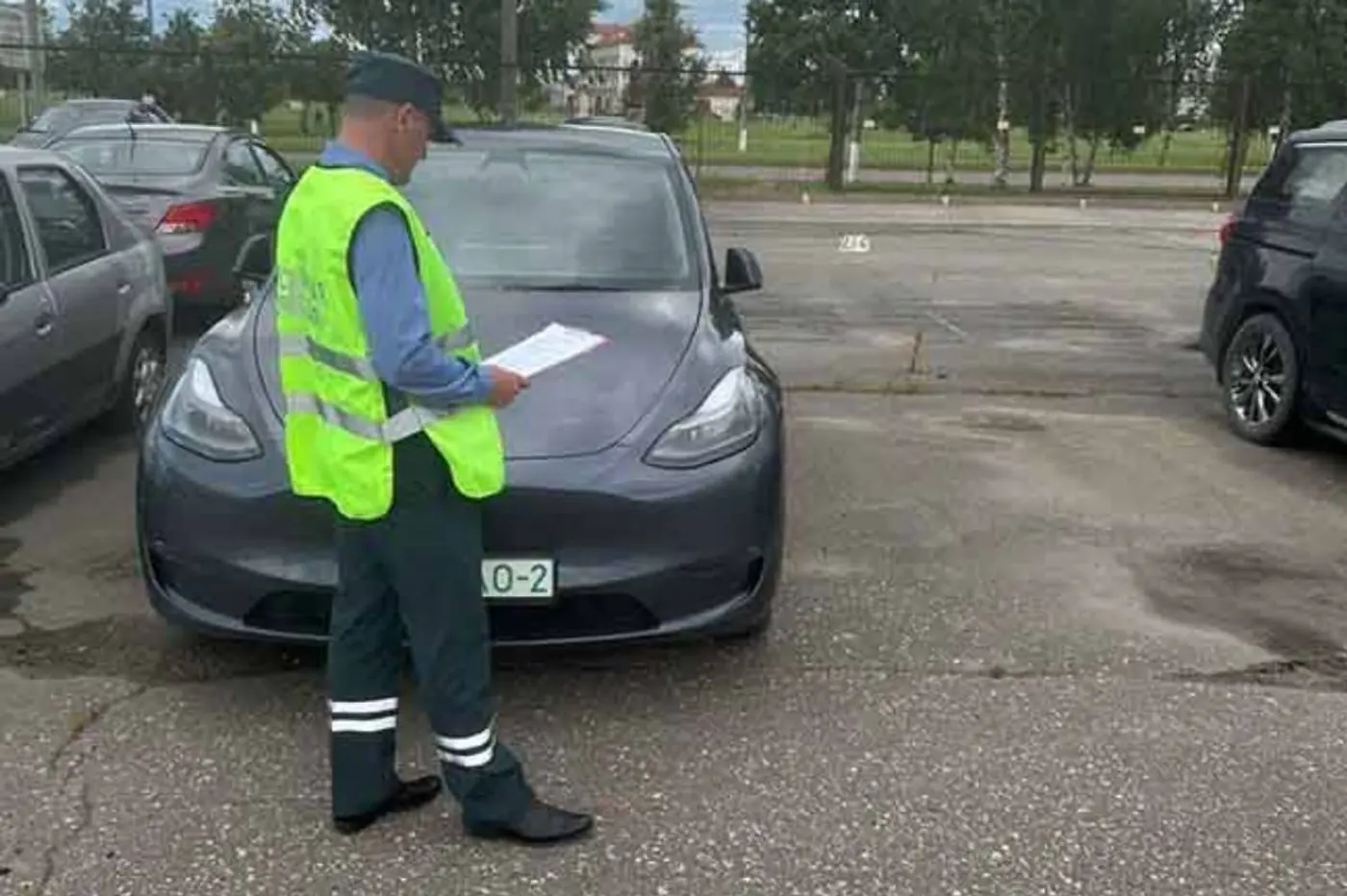 Нелегальный таксист на Tesla подвез пассажиров, ими оказались сотрудники Транспортной инспекции