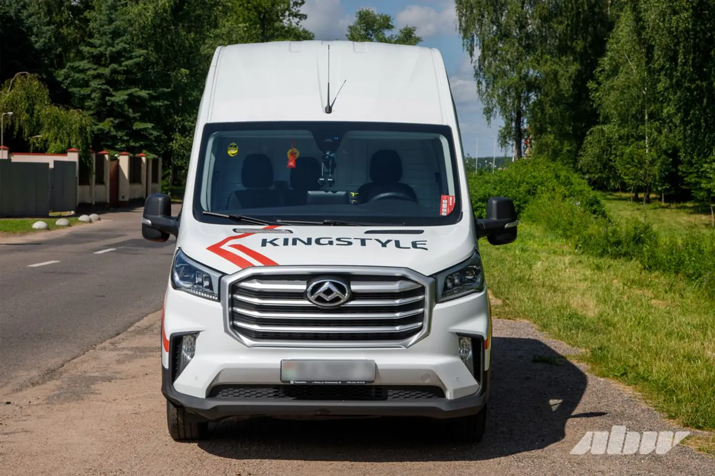 Осмотр китайского фургона на подъемнике: что случилось с ним за год по городским солям