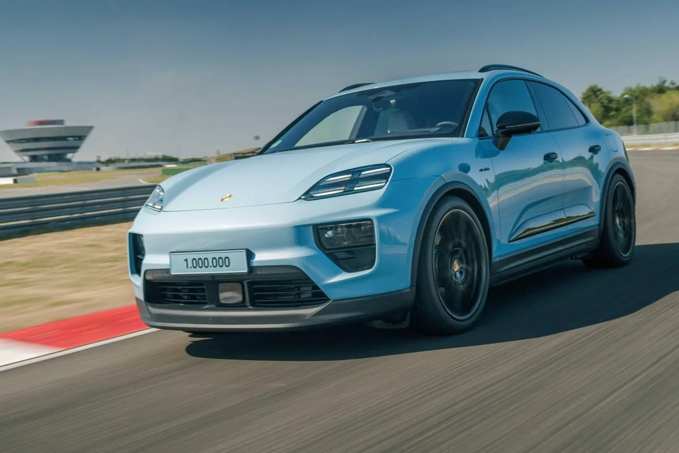 С конвейера завода Porsche в Лейпциге сошел миллионный Macan