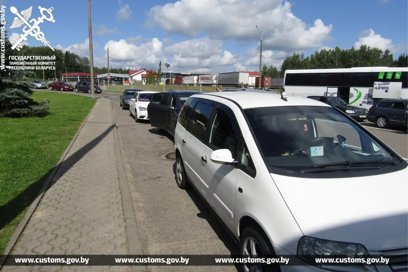 2200 авто в очередях: как работает граница Беларуси с ЕС и что говорят в ГТК