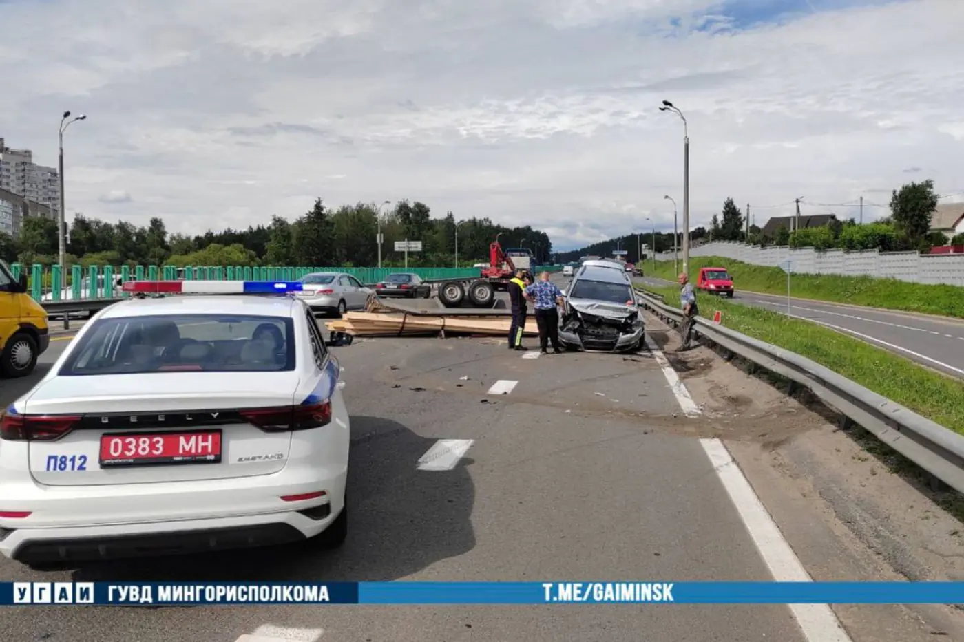 Опасный маневр: прицеп перевернулся на МКАД
