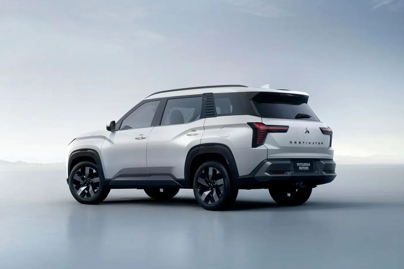 Mitsubishi показала новый семиместный кроссовер Destinator