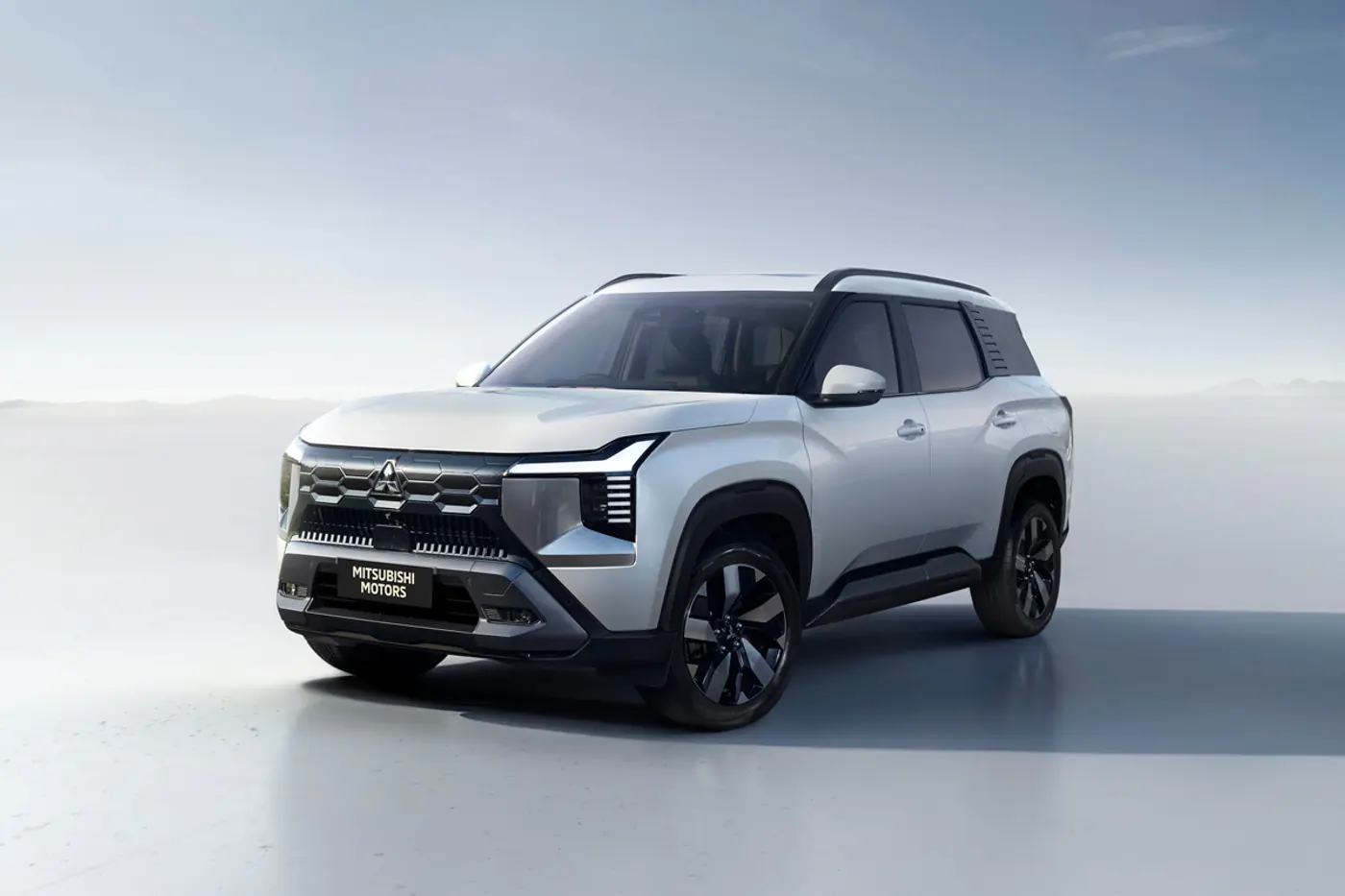 Mitsubishi показала новый семиместный кроссовер Destinator