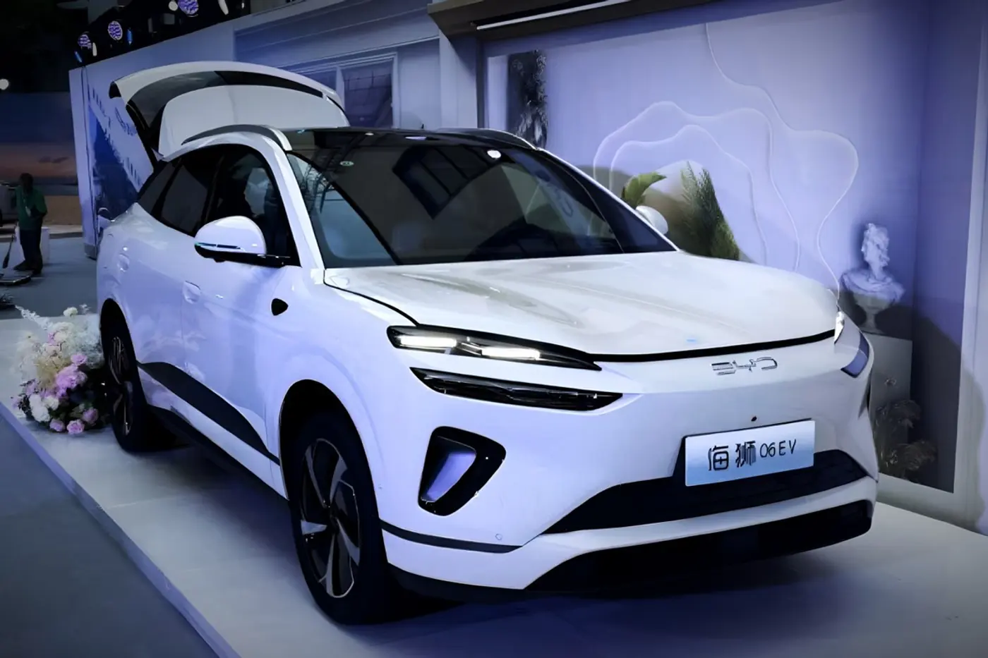 BYD выводит на рынок новый кроссовер Sealion 06