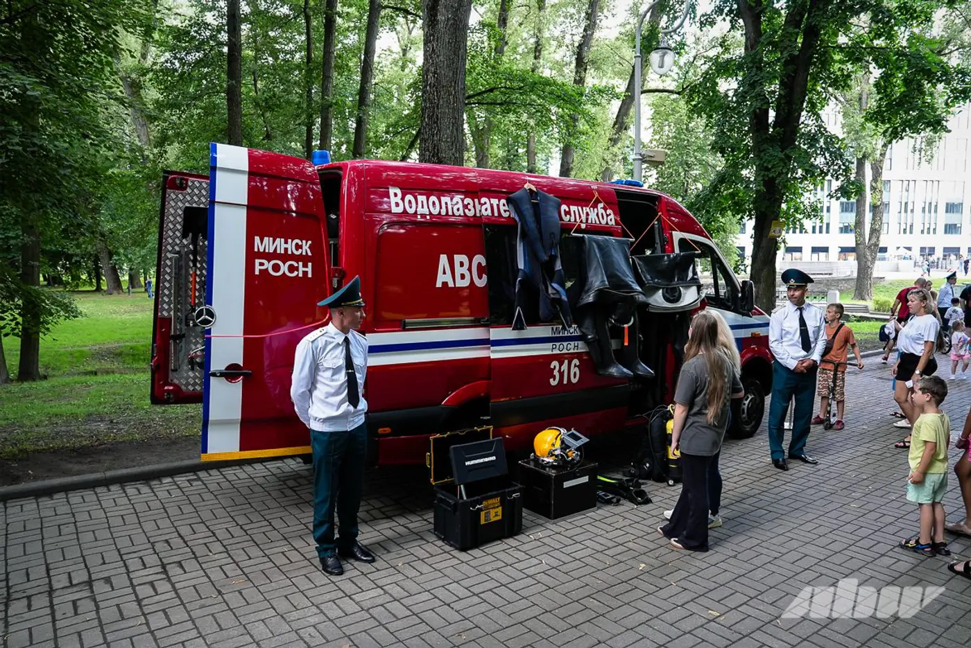 От ретротехники до квадрокоптеров: в Минске отпраздновали День пожарной службы