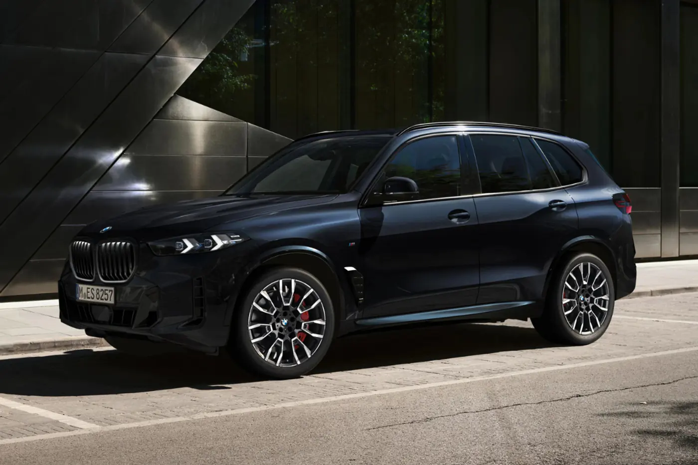 BMW выпустила специальную версию X5 в «темном» исполнении