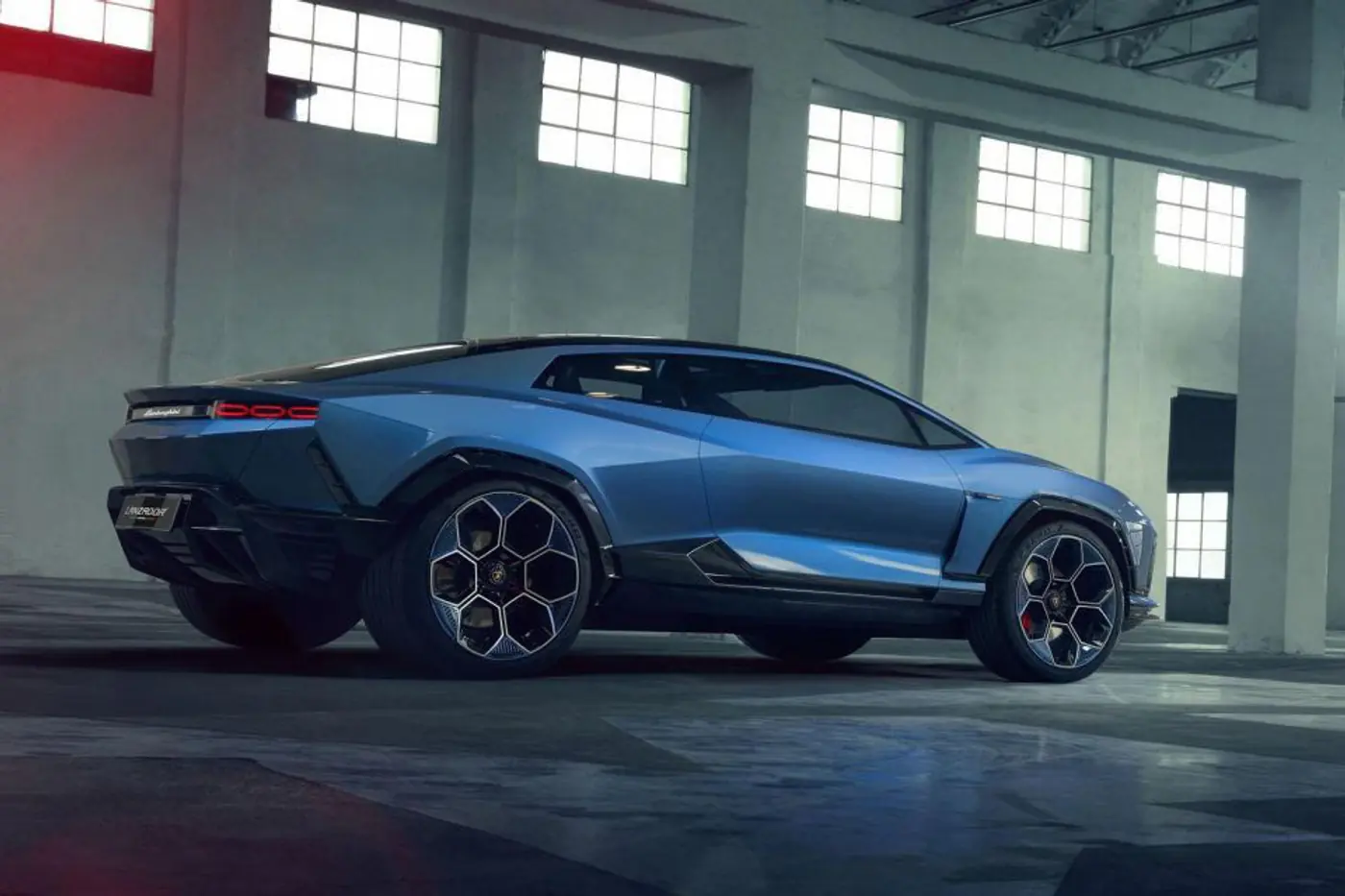 Lamborghini пересматривает планы: первый электрокар бренда может стать гибридом