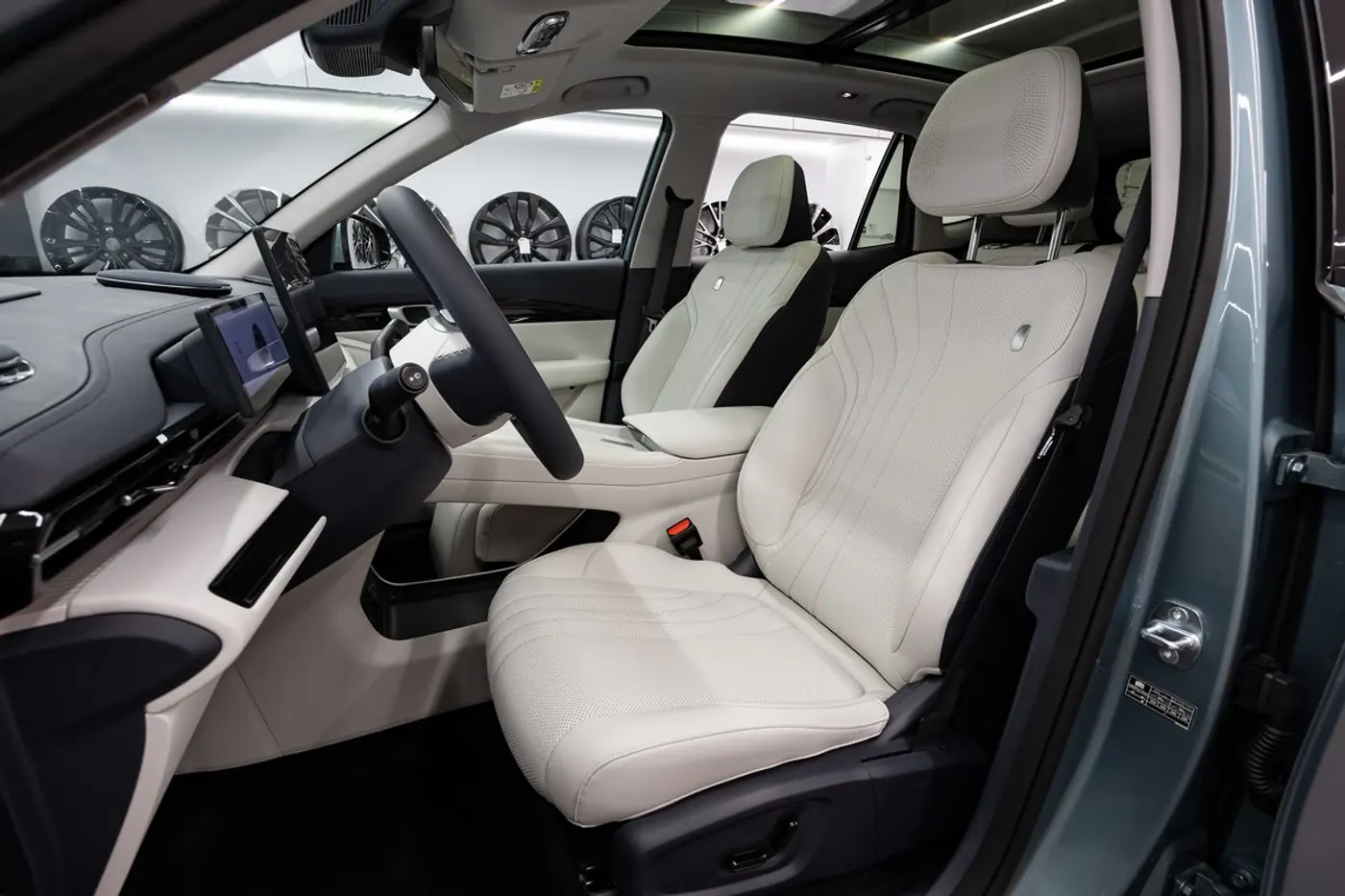 Электроновинка Geely EX5 в кредит всего под 9,5% в рублях!