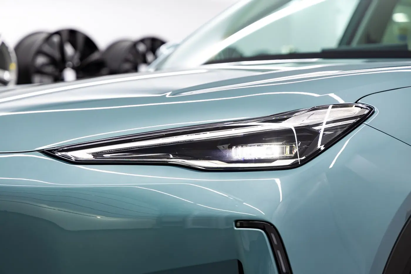Электроновинка Geely EX5 в кредит всего под 9,5% в рублях!