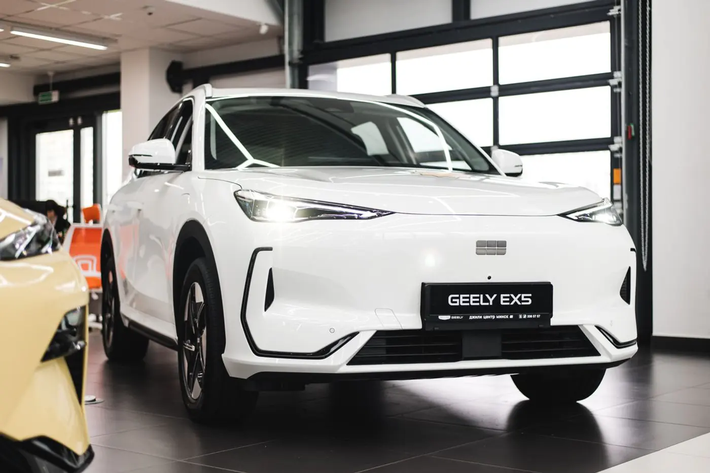 Электроновинка Geely EX5 в кредит всего под 9,5% в рублях!