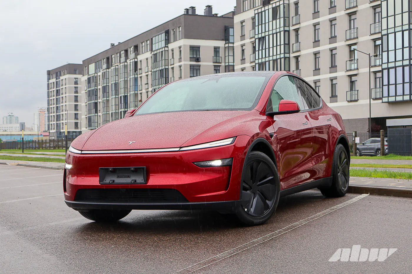 Из Китая и похожа на «китайцев»? Тестируем обновленную Tesla Model Y Juniper
