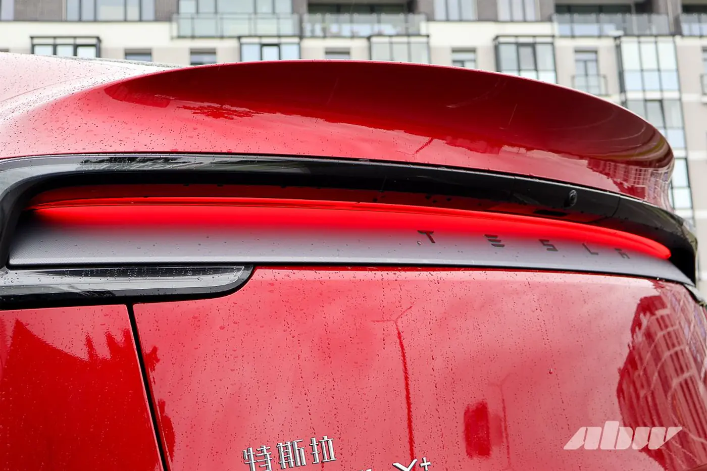 Из Китая и похожа на «китайцев»? Тестируем обновленную Tesla Model Y Juniper