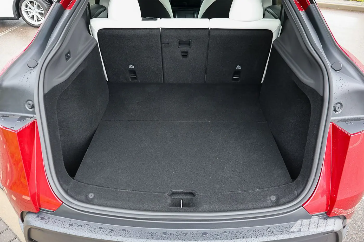 Из Китая и похожа на «китайцев»? Тестируем обновленную Tesla Model Y Juniper