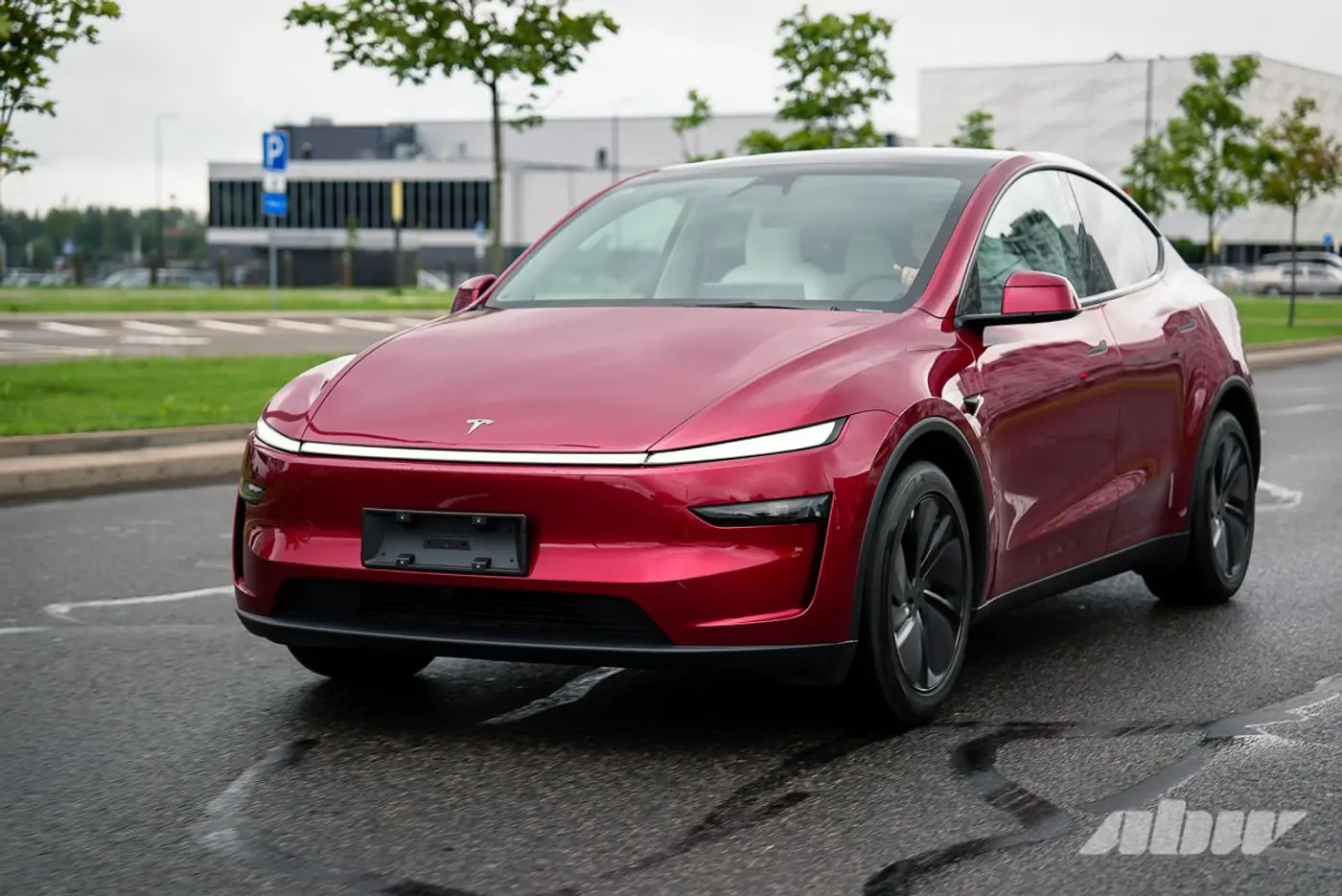 Из Китая и похожа на «китайцев»? Тестируем обновленную Tesla Model Y Juniper