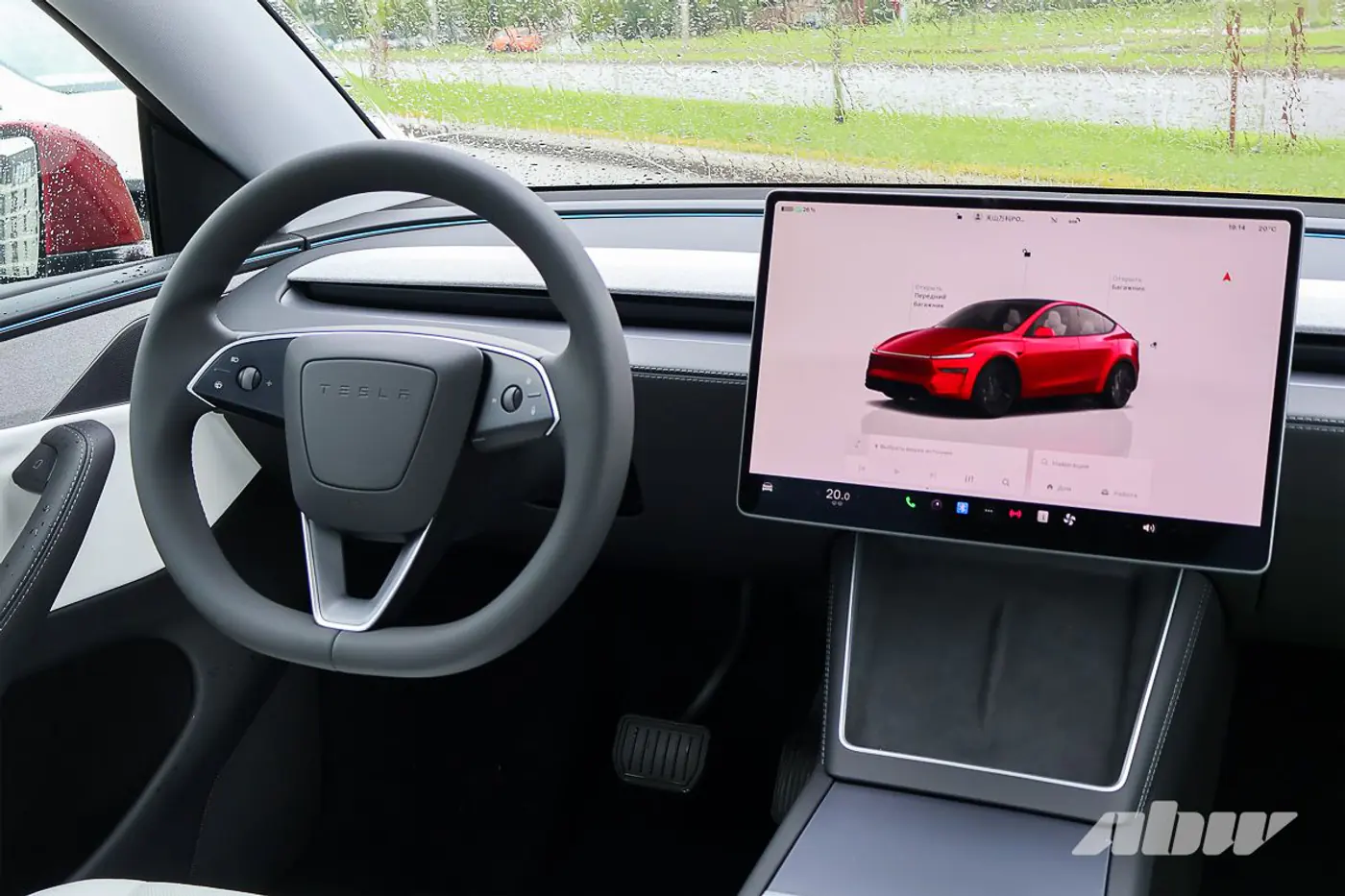 Из Китая и похожа на «китайцев»? Тестируем обновленную Tesla Model Y Juniper