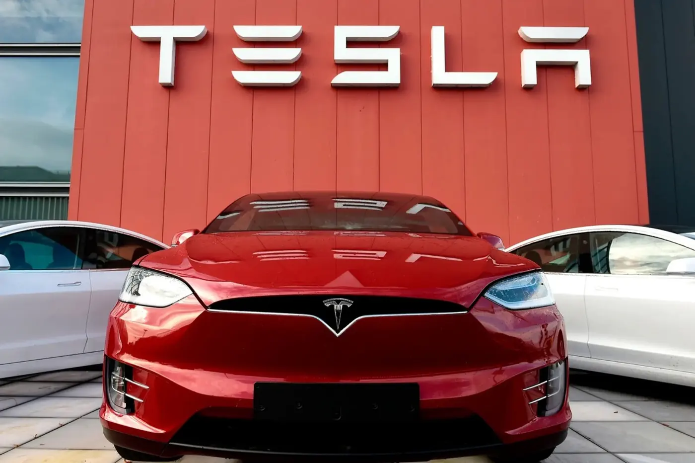 Кризис доверия: почему популярность Tesla падает