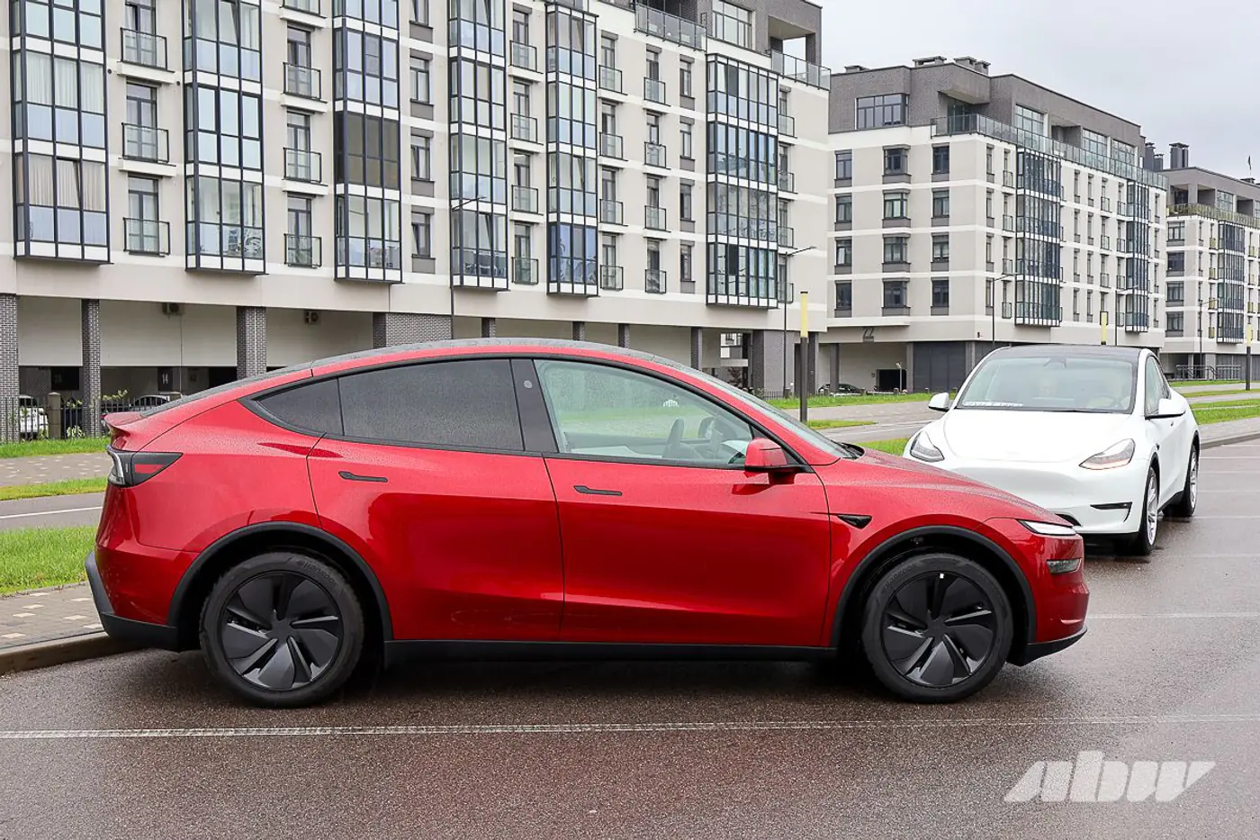 Из Китая и похожа на «китайцев»? Тестируем обновленную Tesla Model Y Juniper