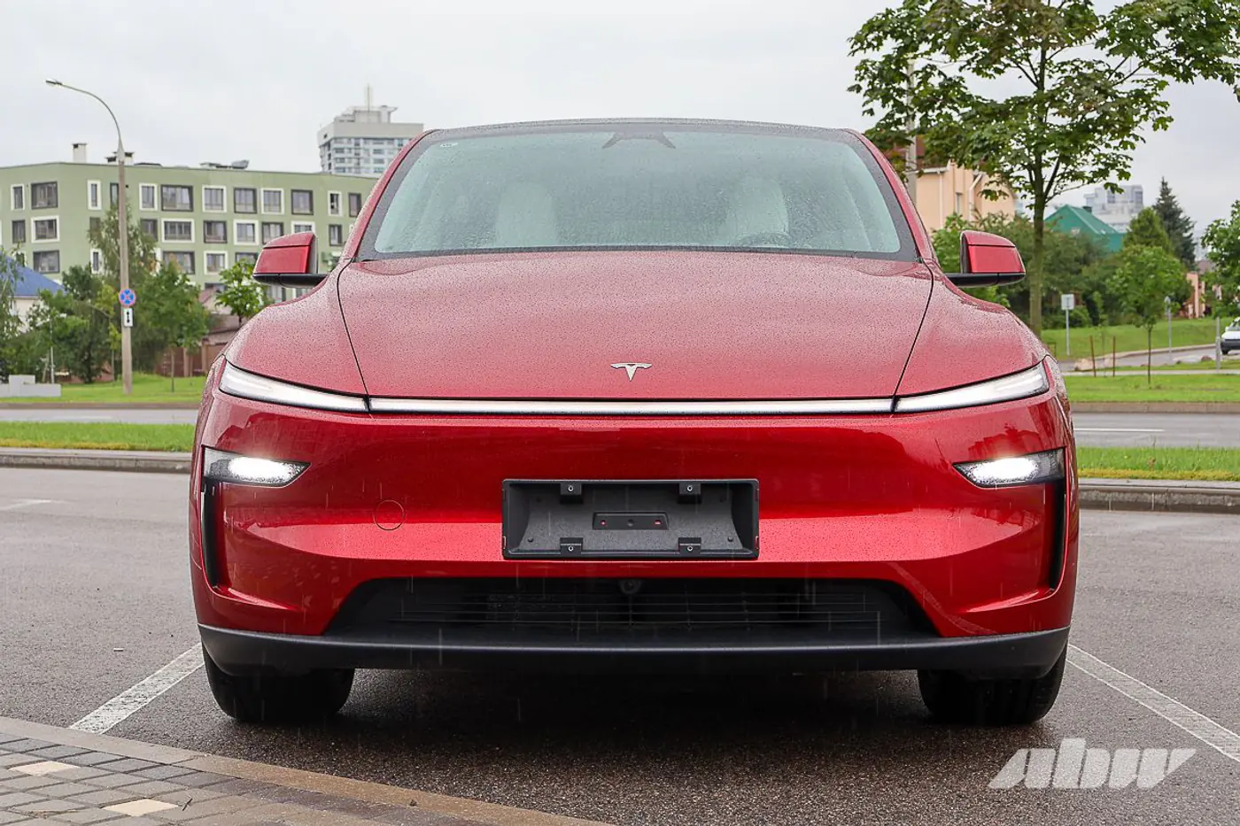 Из Китая и похожа на «китайцев»? Тестируем обновленную Tesla Model Y Juniper
