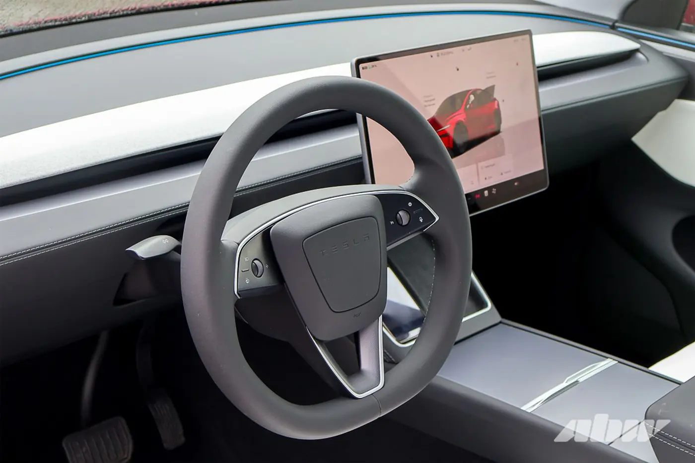 Из Китая и похожа на «китайцев»? Тестируем обновленную Tesla Model Y Juniper