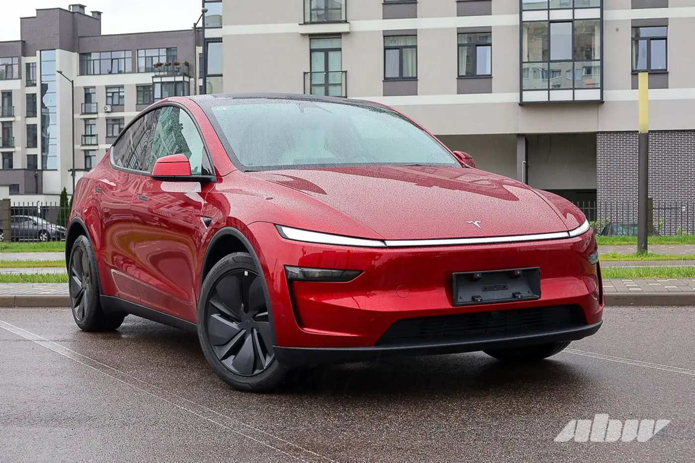 Из Китая и похожа на «китайцев»? Тестируем обновленную Tesla Model Y Juniper