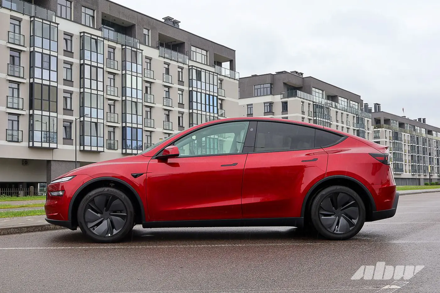 Из Китая и похожа на «китайцев»? Тестируем обновленную Tesla Model Y Juniper
