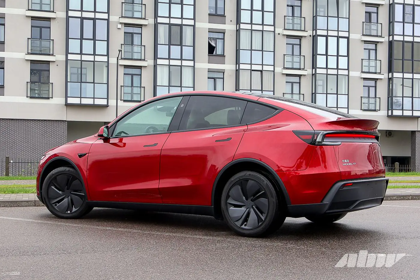Из Китая и похожа на «китайцев»? Тестируем обновленную Tesla Model Y Juniper
