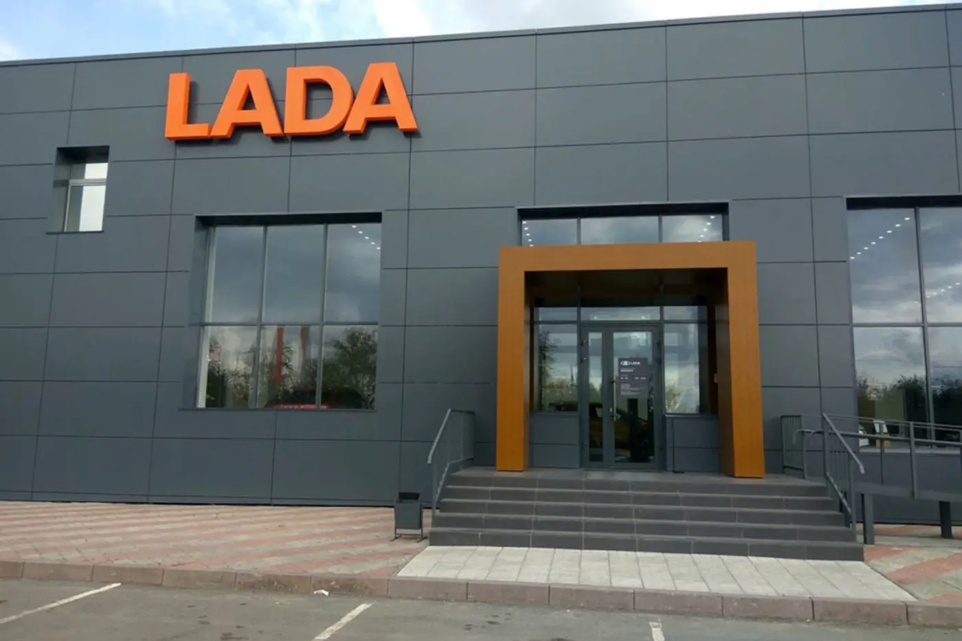 АВТОВАЗ объяснил, почему автомобили LADA в Беларуси дешевле