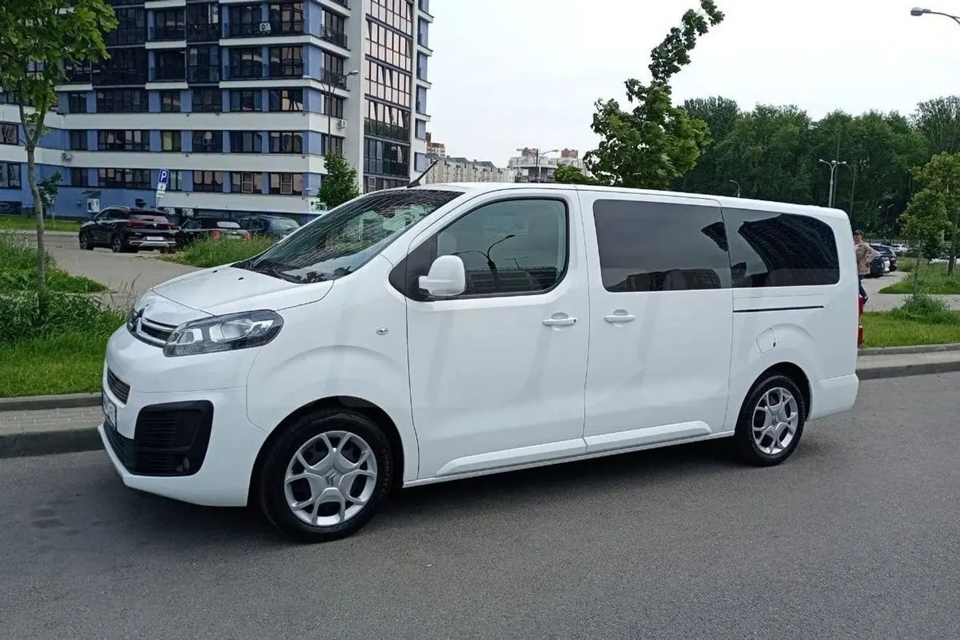 Вместо VW Transporter: сколько денег нужно отдать, чтобы купить свежий бус
