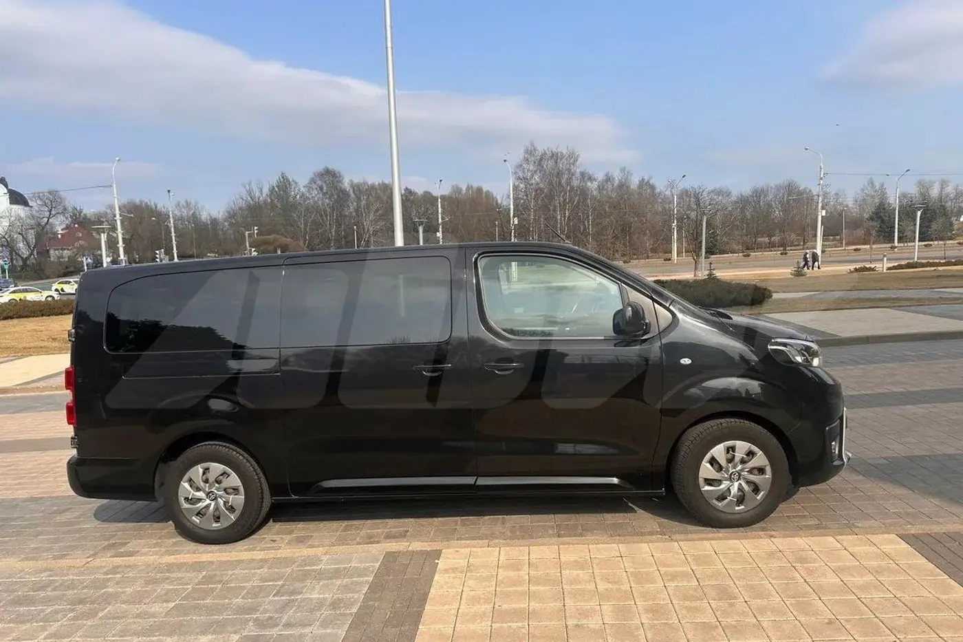 Вместо VW Transporter: сколько денег нужно отдать, чтобы купить свежий бус