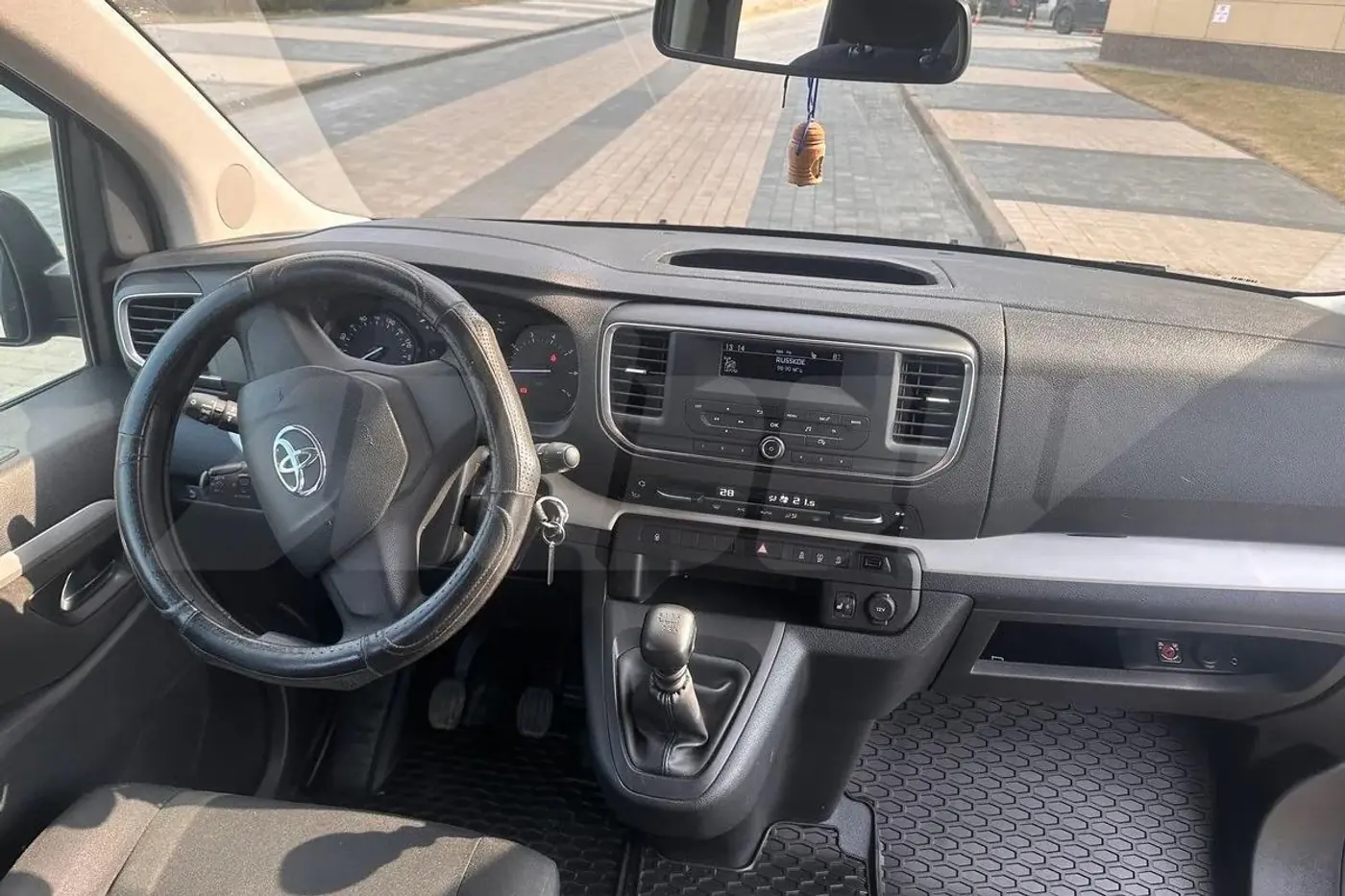 Вместо VW Transporter: сколько денег нужно отдать, чтобы купить свежий бус