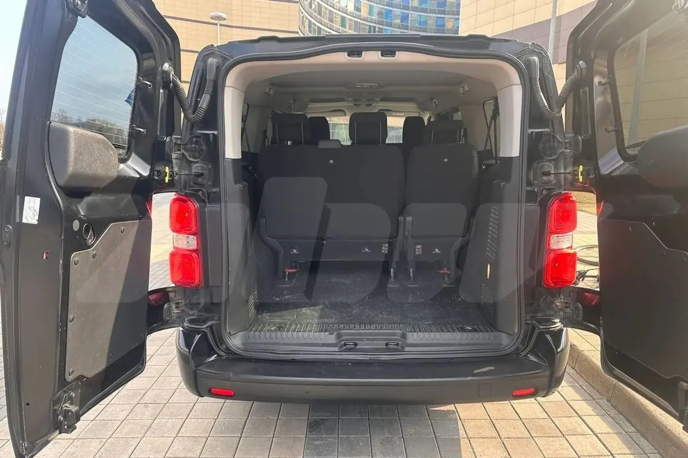 Вместо VW Transporter: сколько денег нужно отдать, чтобы купить свежий бус