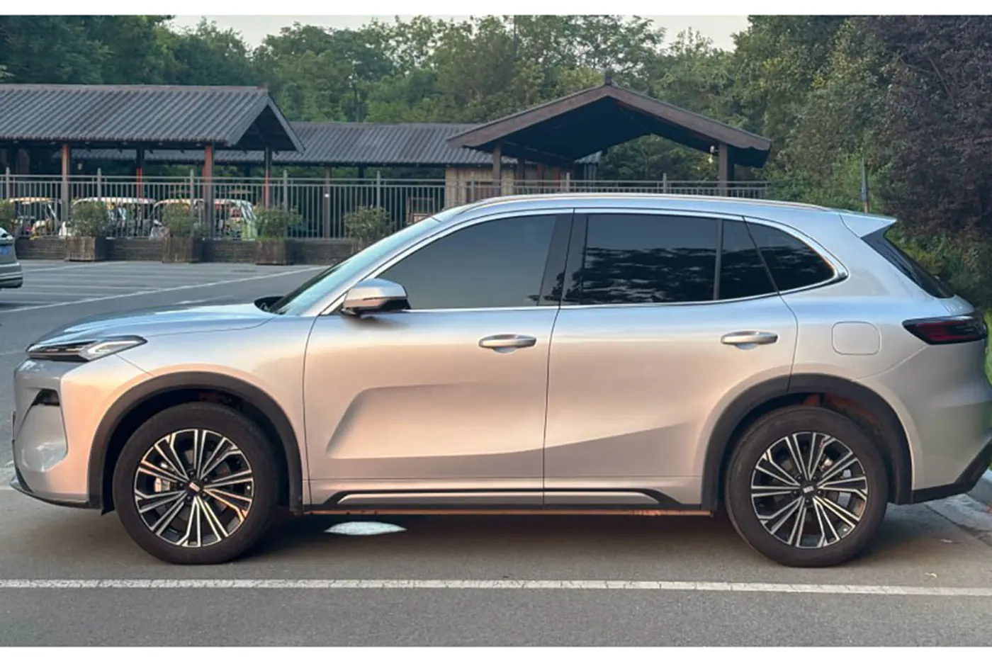 На конвейер BELGEE станет гибридный кроссовер. В его основе – Geely Galaxy Starship 7