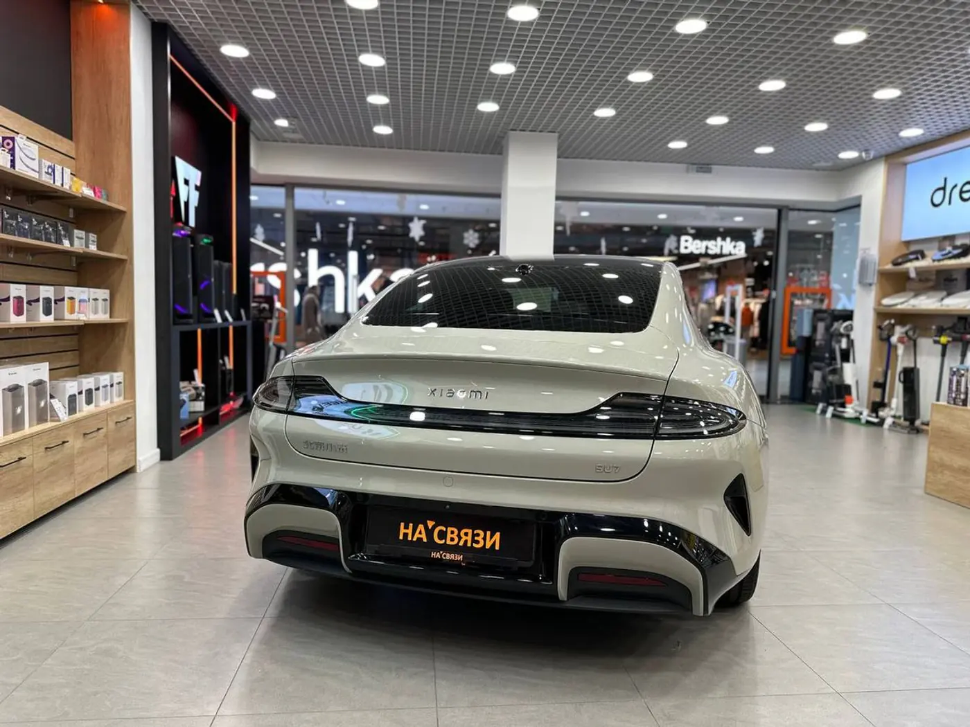 «Пошел за хлебом, а купил электромобиль»: как продажи новых авто переехали в обычные гипермаркеты