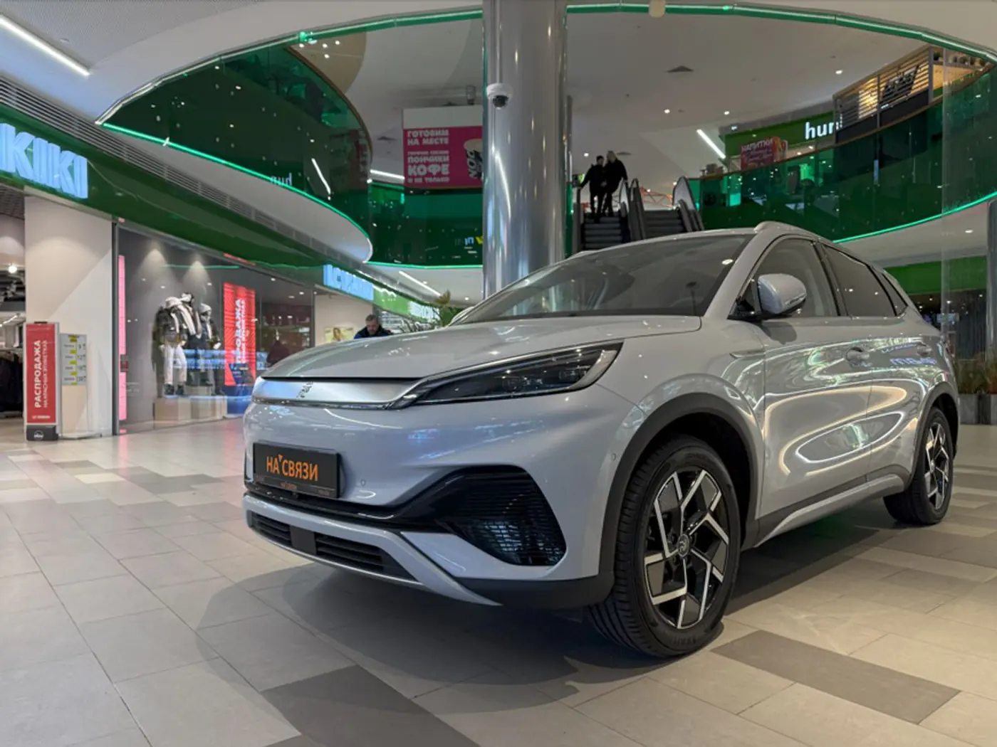 «Пошел за хлебом, а купил электромобиль»: как продажи новых авто переехали в обычные гипермаркеты